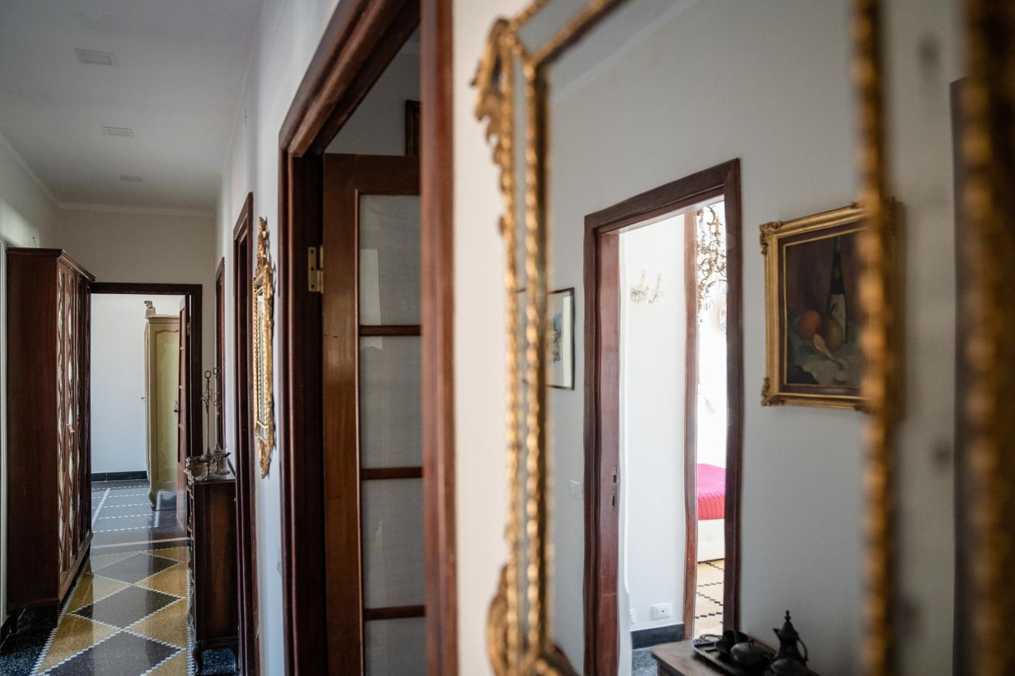 The Chandelier Генуя Экстерьер фото